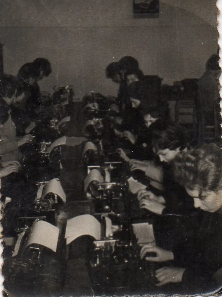 Gépírók egy ismeretlen újságírói irodában, Szabadkán