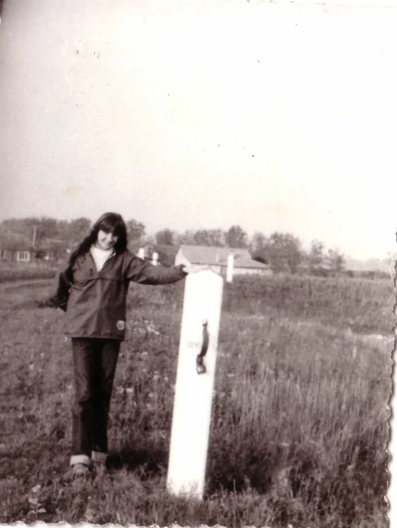 Lány a töltés rámpánál