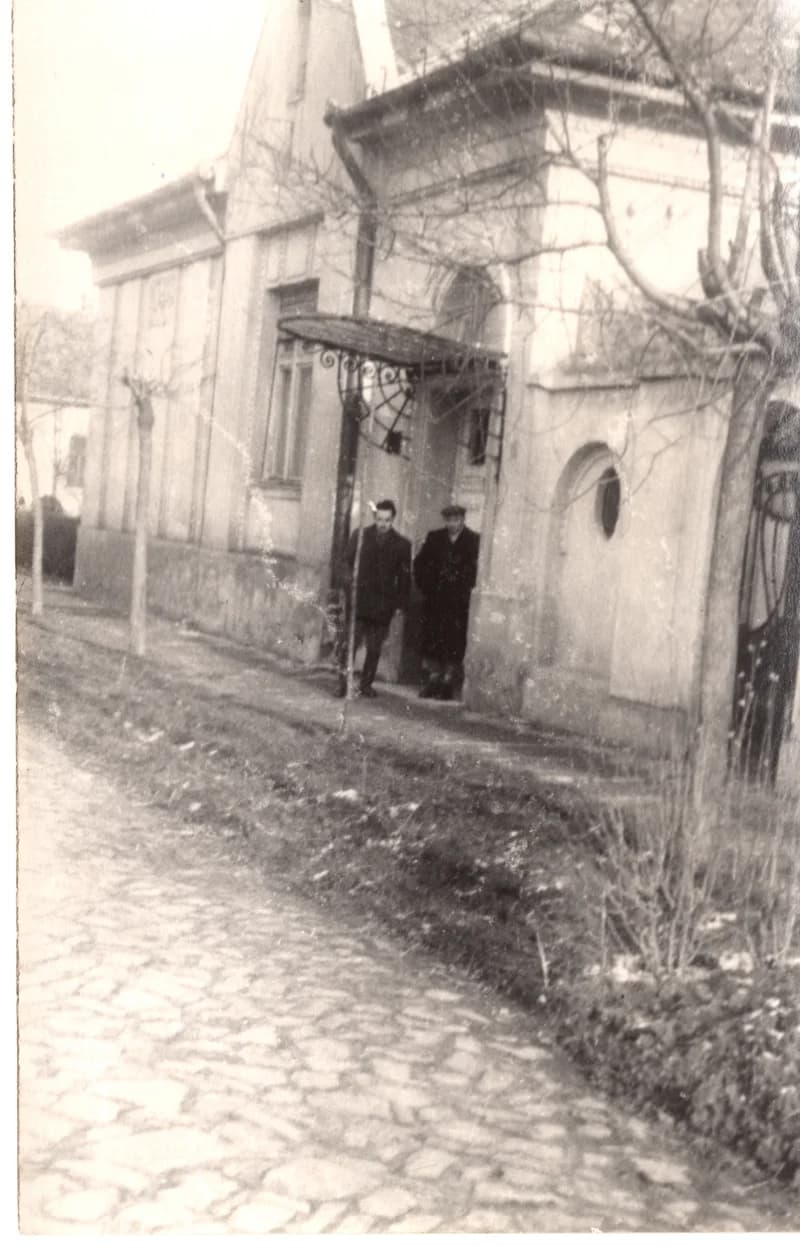 A múzeum bejáratánál