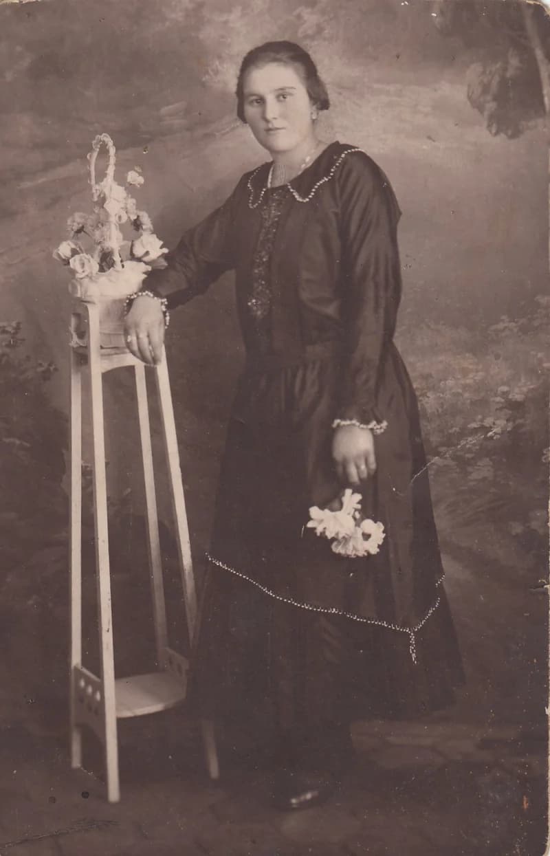 Egészalakos női portré (harmincas évek)