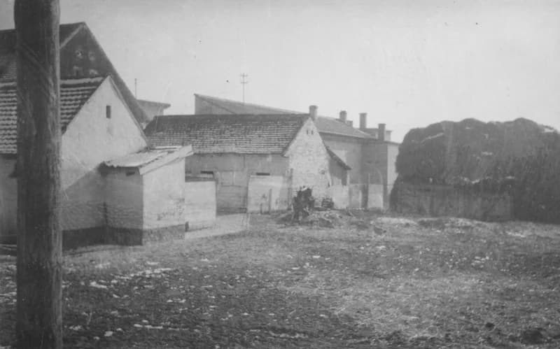 A nyugati bikaistálló és mögötte a vágóhíd 