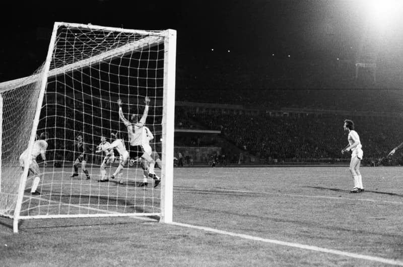 Futbalmeccsek : Újpest Dózsa-Honvéd 3:2; FTC-Vasas 1:1