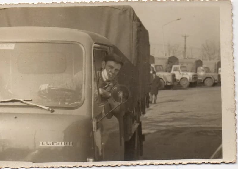 Sinkovits Boldizsár a kisteherautóban