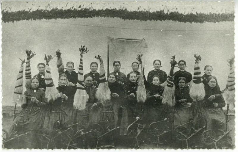 Asszonyok rokkával, guzsallyal