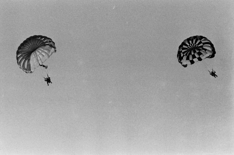 Ejtőernyősök a cseneji reptéren