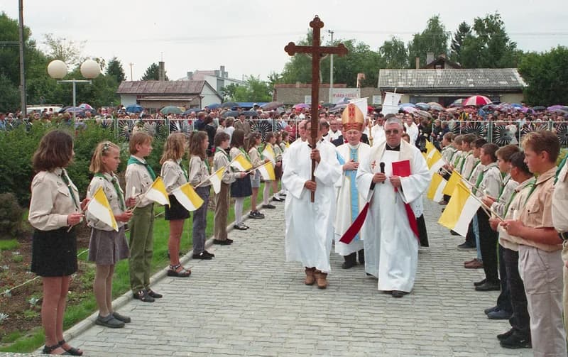 A temerini Lourdes-i Szűz Mária emléktemplom előtti események a felszentelés előtti pillanatokban