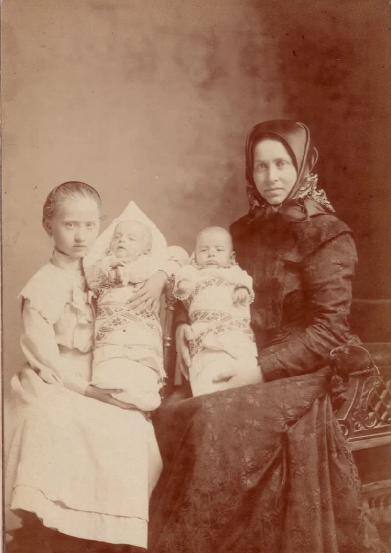 Kálmán Mária unokáival