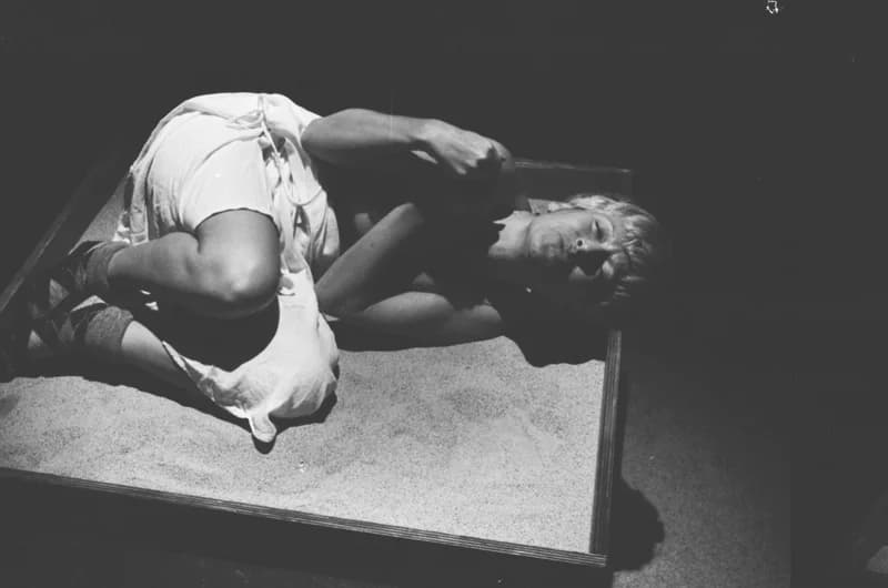 Tolnai: Izéke homokozója, Bayer