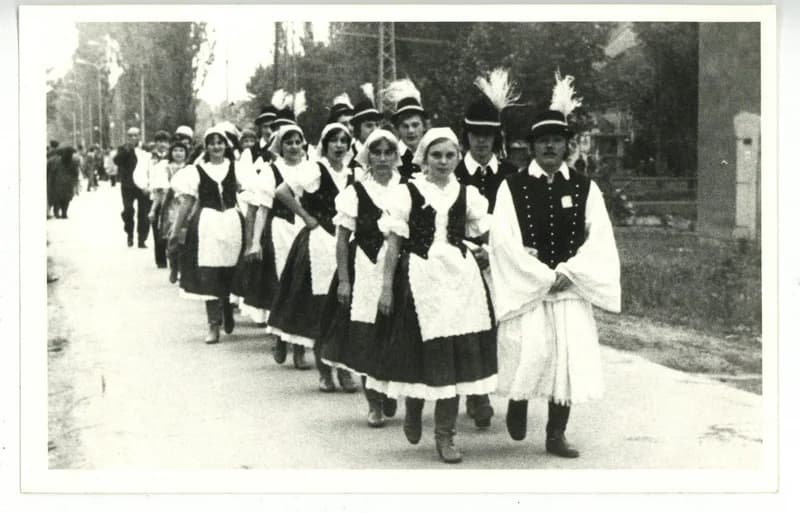 Néptánccsoportok felvonulása – a bácskossuthfalvi tánccsoport