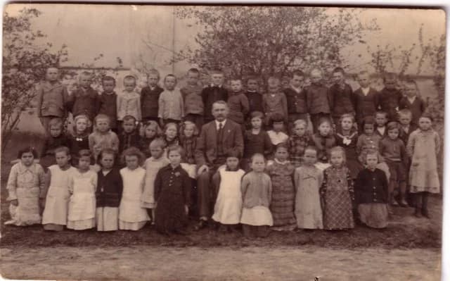 Osztálykép Kriszt Dezső tanítóval