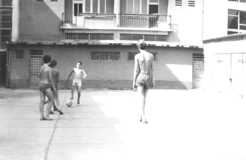 Játszó gyermekek a Mignon cukrászda mögötti lakótömb udvarán