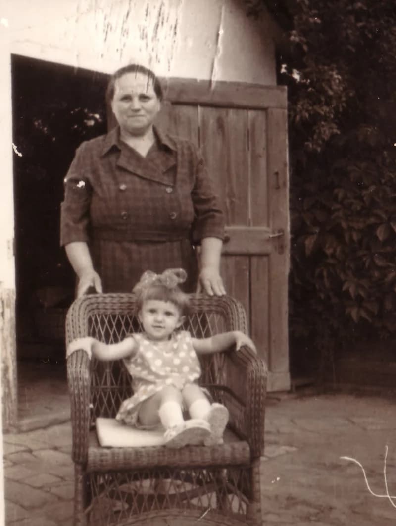 Kislány vessző  fotelben