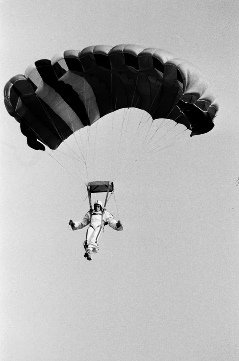 Ejtőernyősök a cseneji reptéren