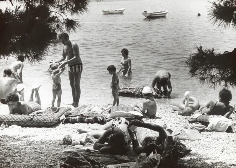 Nyaralók a Duna vizében