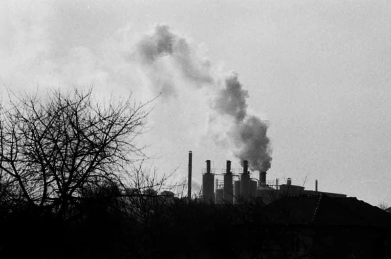 Település a Zorka gyárnál és a gyár füstje