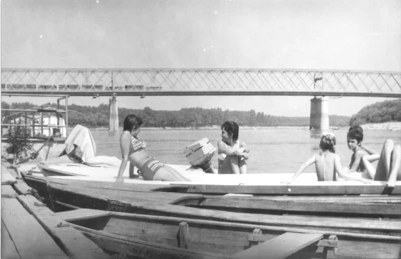 A Fehér család és barátaik a zentai Tisza-parton a "Halászcsárdánál"  