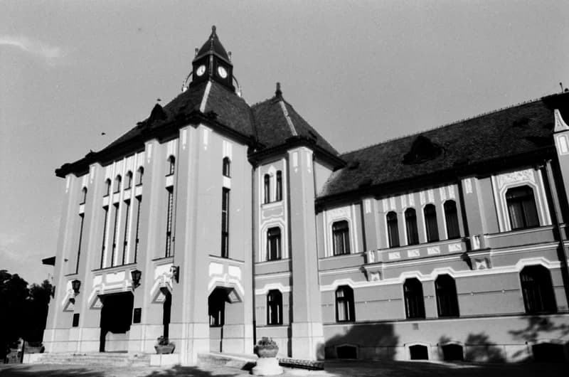 Magyarkanizsa: áruház, főutca, városháza