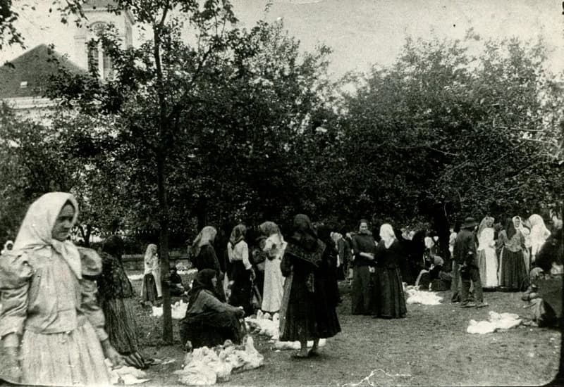 Piactér a templom előtt