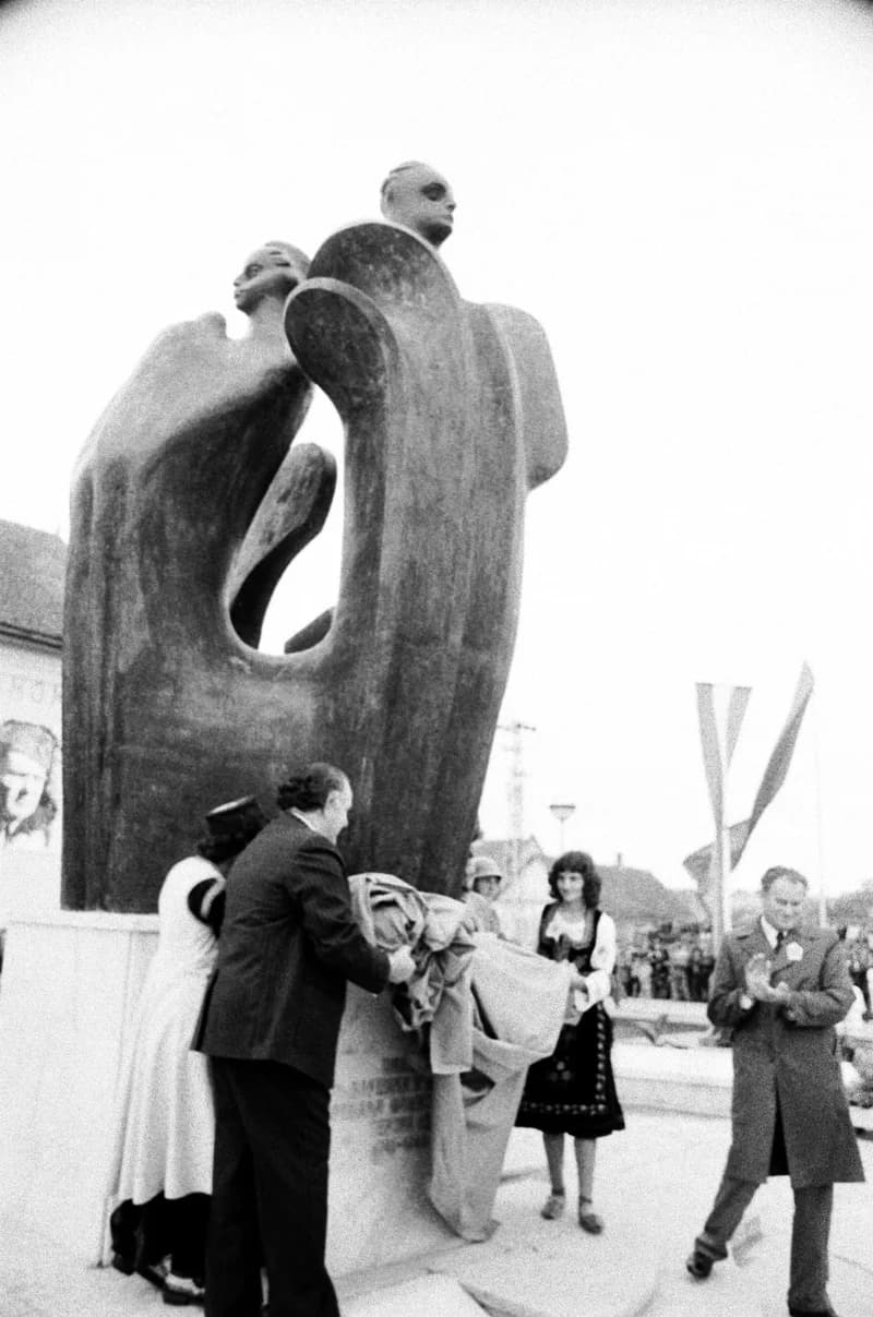 Emlékmű átadás Lovćenacon