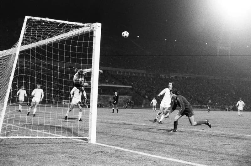 Futbalmeccsek : Újpest Dózsa-Honvéd 3:2; FTC-Vasas 1:1