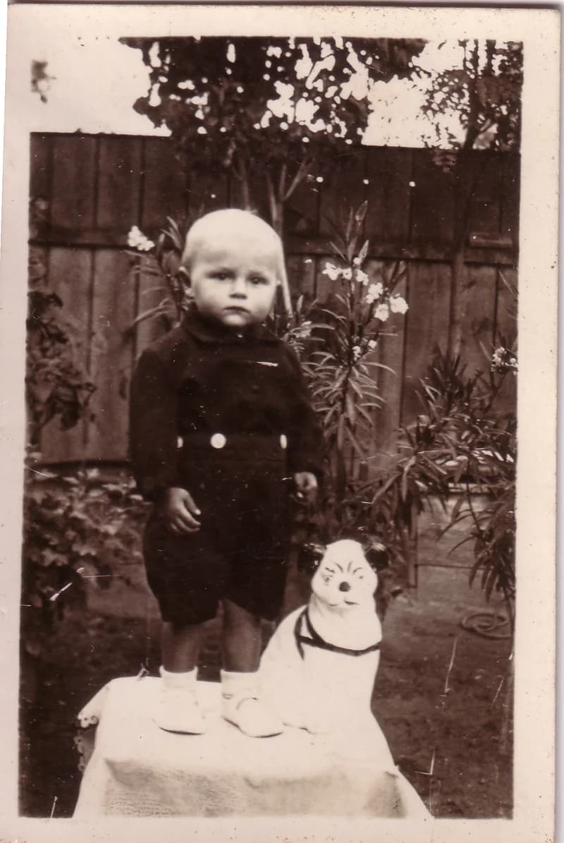 Kisgyerek leánderrel