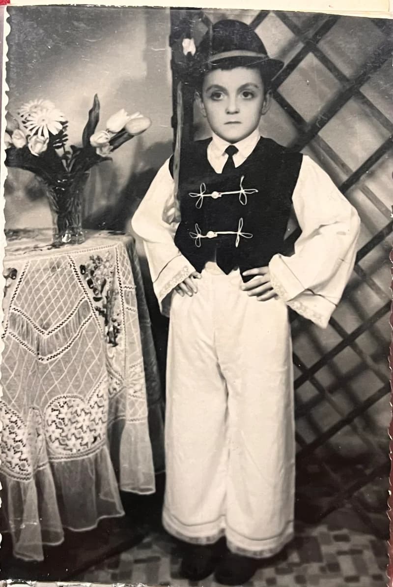 Kisfiú népies öltözetben