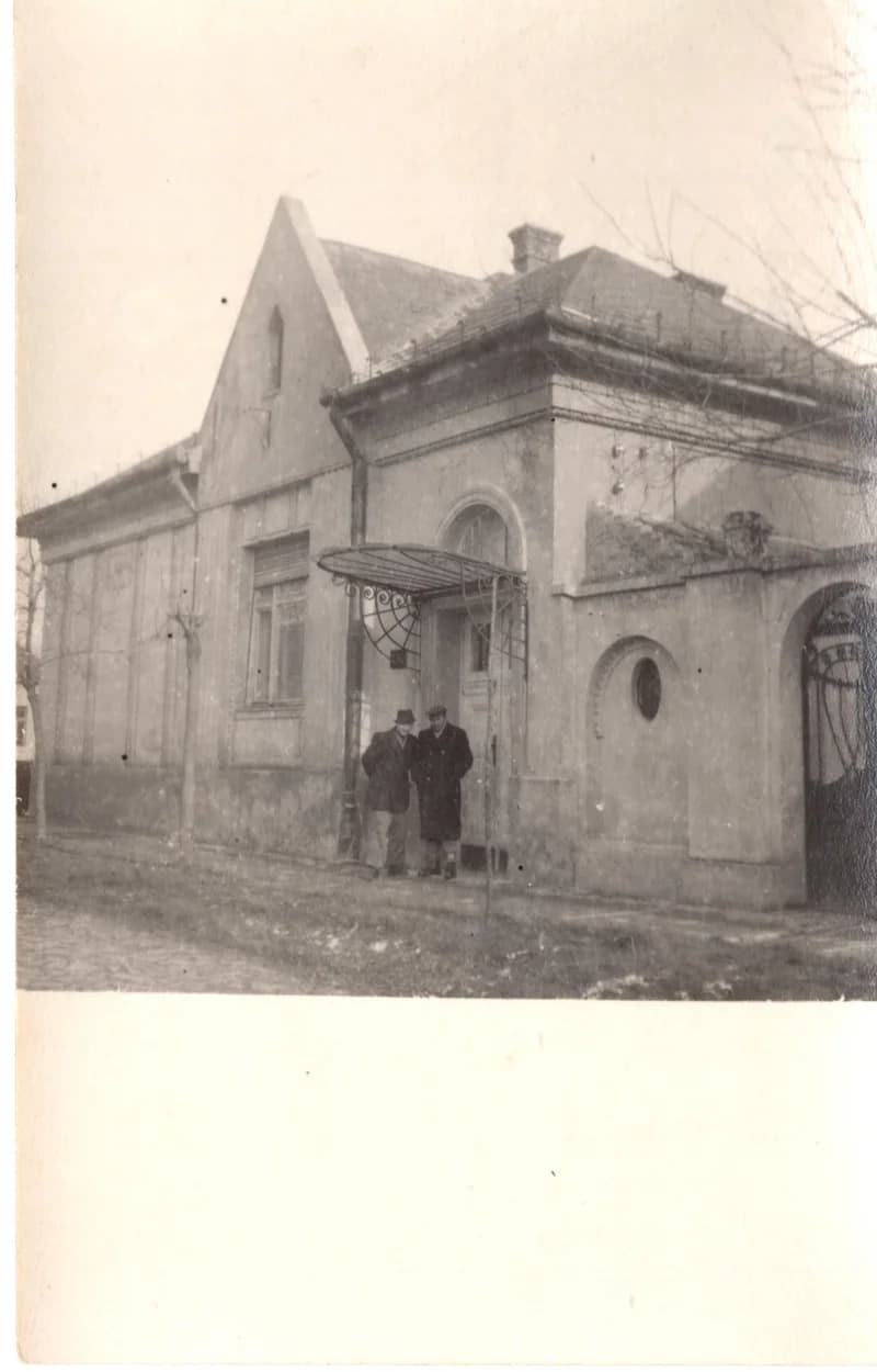 A múzeum bejáratánál