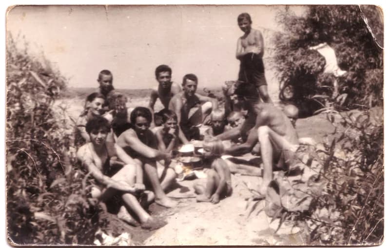 Kosárfonók Tisza-parti  fürdőzésen