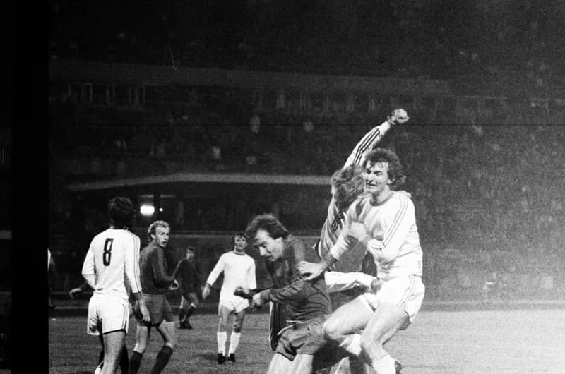 Futbalmeccsek : Újpest Dózsa-Honvéd 3:2; FTC-Vasas 1:1