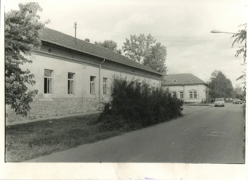 A régi művelődési ház és az új iskola