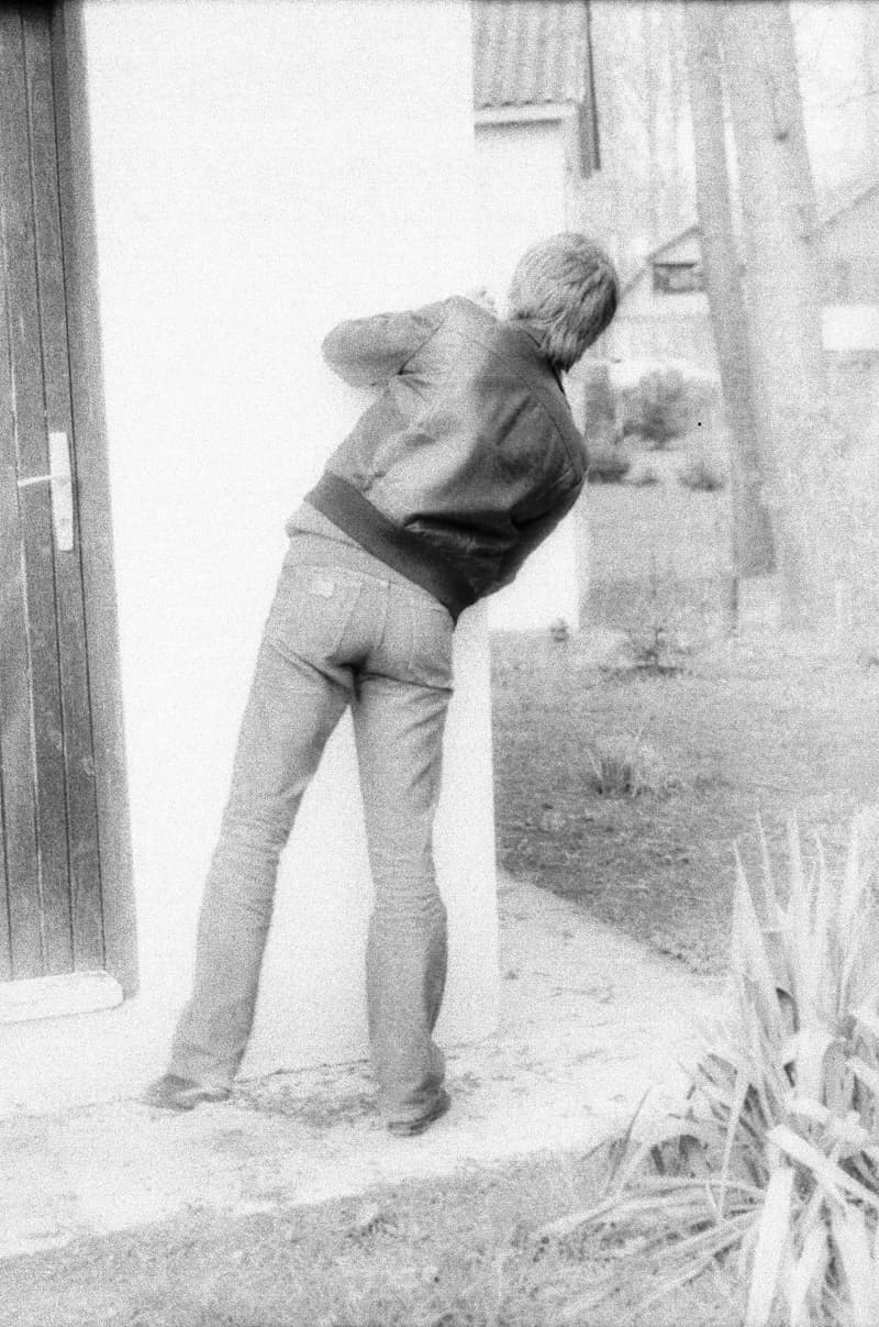 Baráth kinéz a sarok mögül