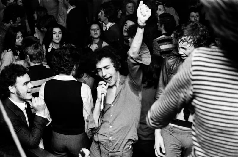 Az újvidéki rádió diszkó klubjában