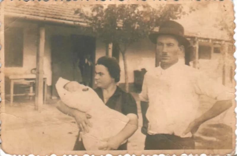 Szülők az újszülött gyermekükkel