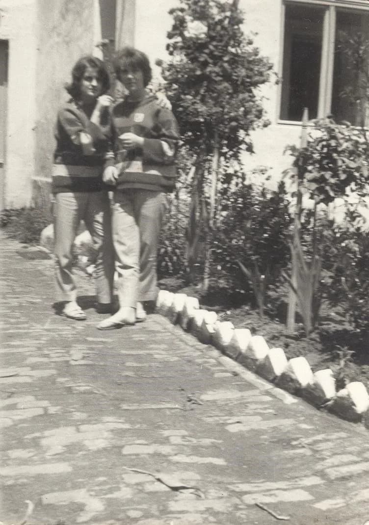 Barátnők Szabadkán középiskolásként 