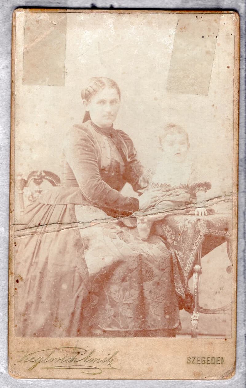 Fiatalasszony gyermekével