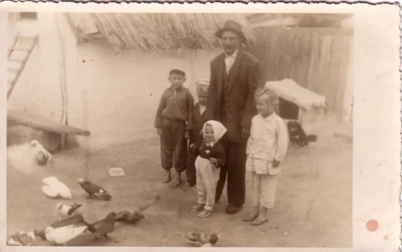 László Mihály unokáival