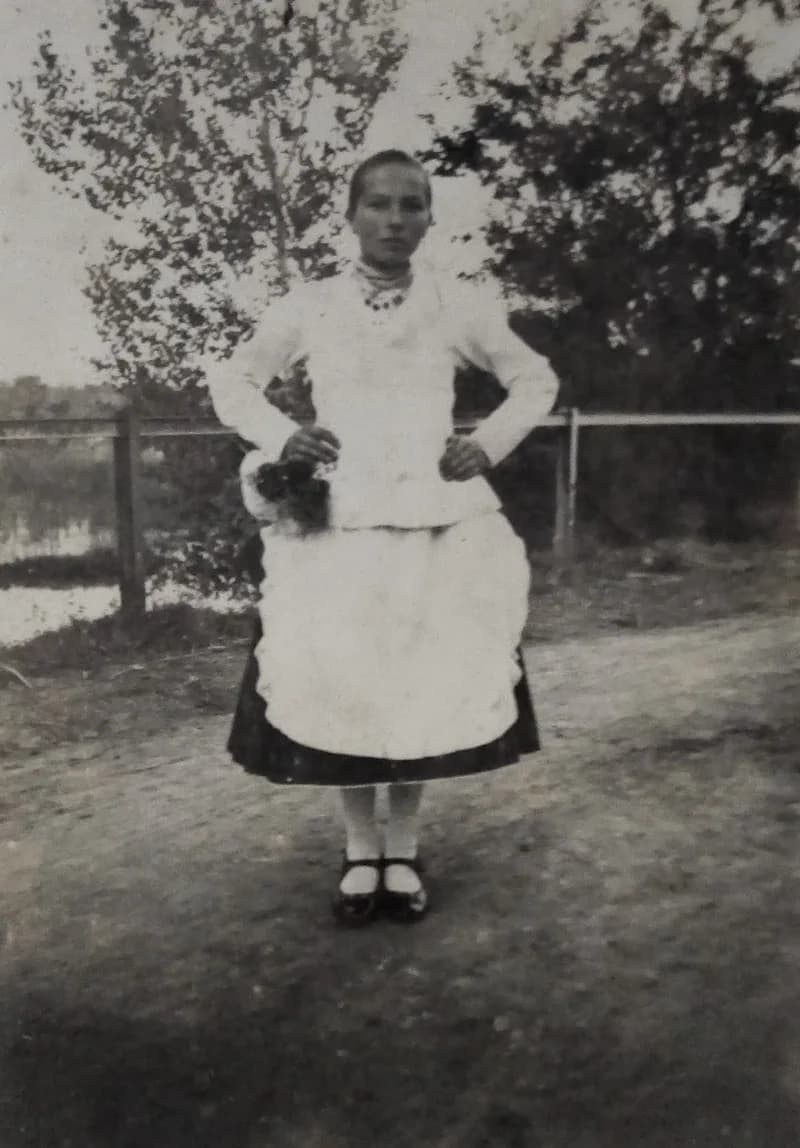 Kengyiai lány népviseletben