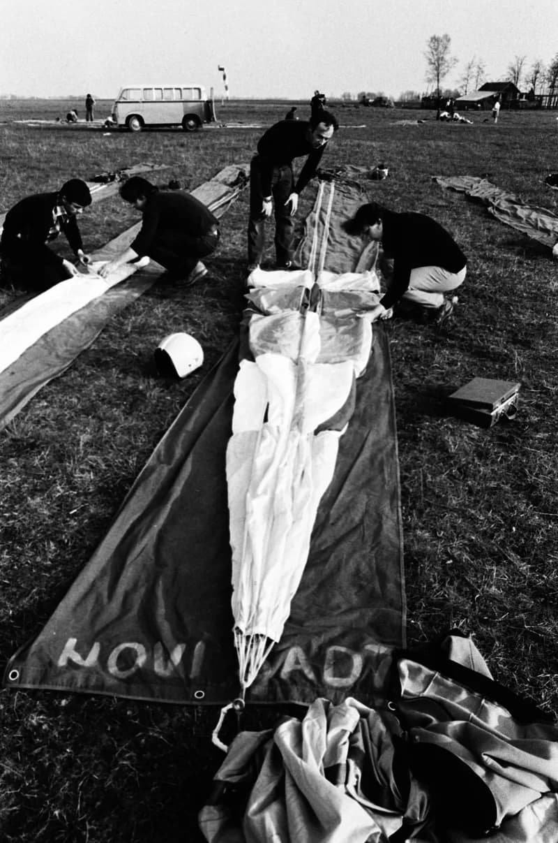 Ejtőernyősök a cseneji reptéren