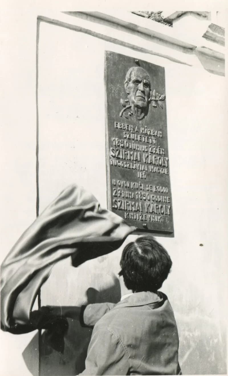 Németh István író leleplezi az emléktáblát Szirmai Károly szülőházán