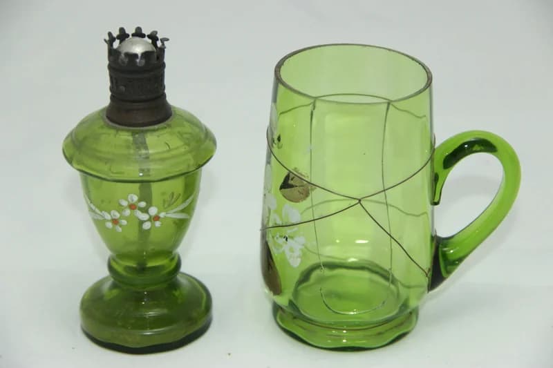 Petróleumlámpa és füles üvegpohár