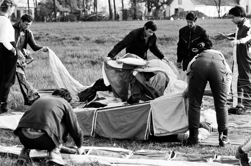 Ejtőernyősök a cseneji reptéren