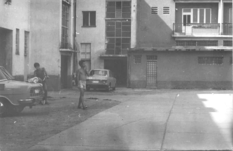 Játszó gyermekek a Mignon cukrászda mögötti lakótömb udvarán