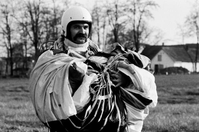 Ejtőernyősök a cseneji reptéren