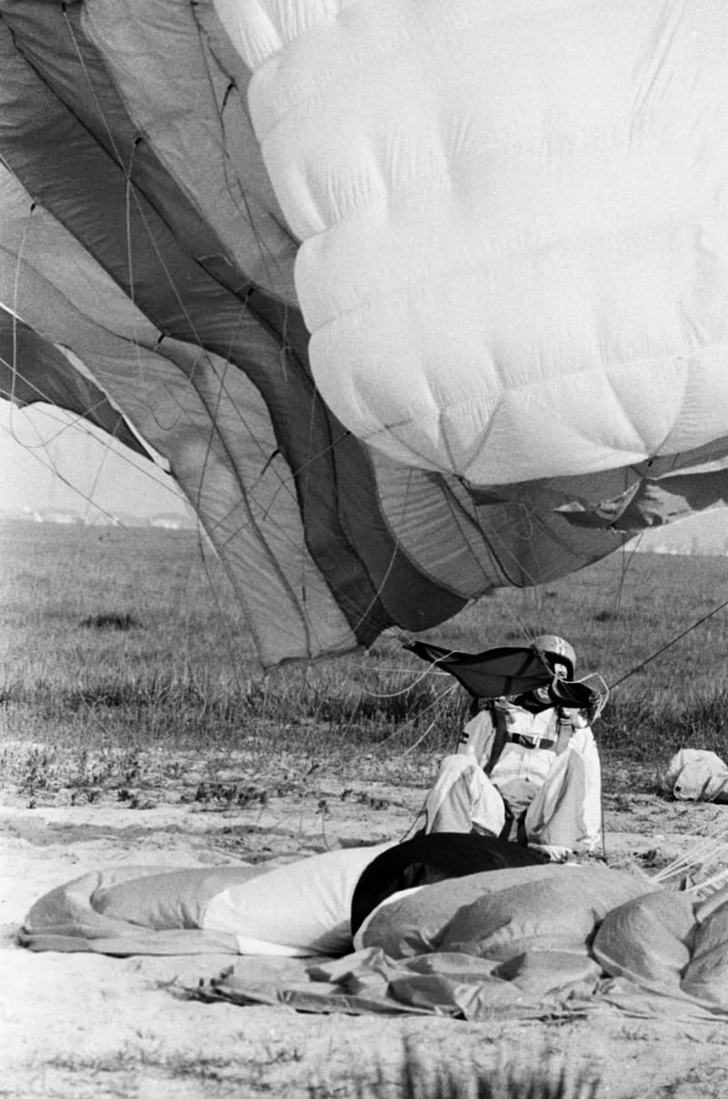 Ejtőernyősök a cseneji reptéren