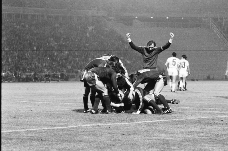 Futbalmeccsek : Újpest Dózsa-Honvéd 3:2; FTC-Vasas 1:1