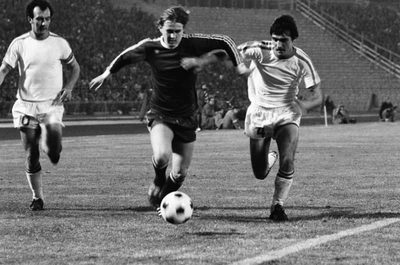 Futbalmeccsek : Újpest Dózsa-Honvéd 3:2; FTC-Vasas 1:1