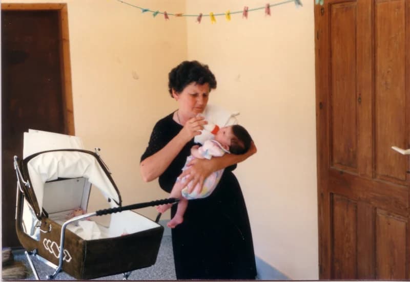 Sáfrány Erzsébet unokájával