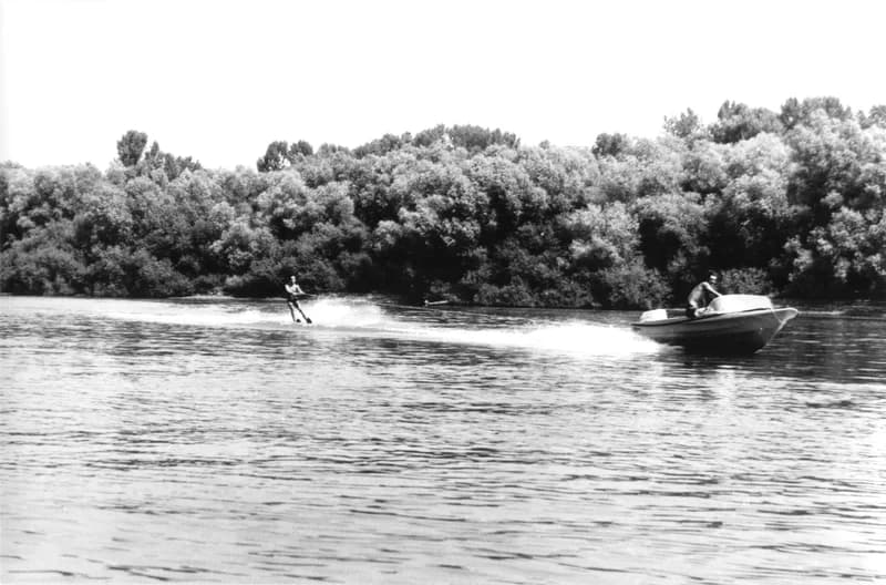 A Fehér család és barátaik a zentai Tisza-parton a "Halászcsárdánál"  