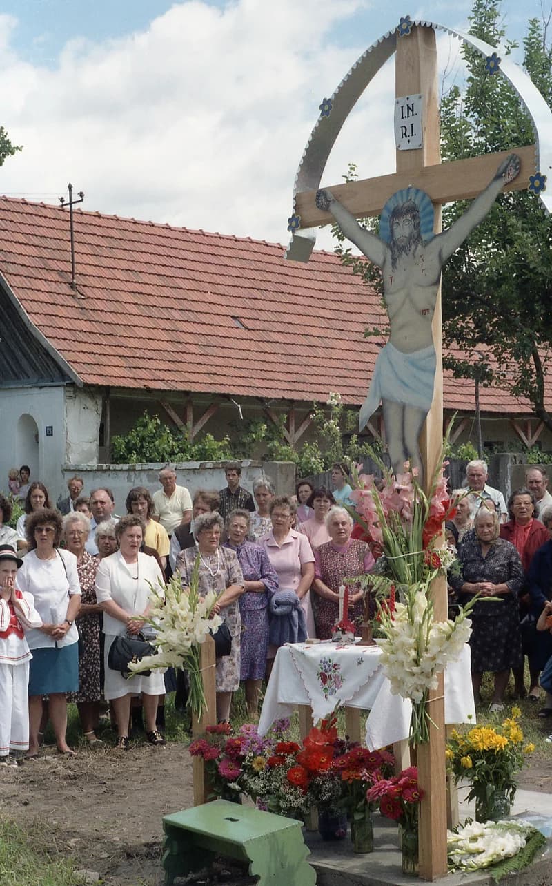 A temerini Tájház előtt álló, felújított Naszvagyi-kereszt felszentelése, 1997. júliusban