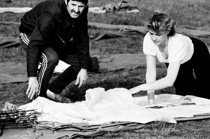 Ejtőernyősök a cseneji reptéren